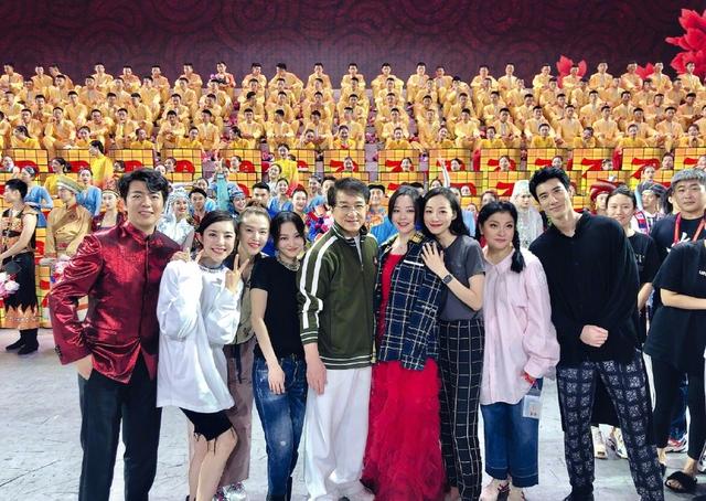 张韶涵晒与成龙,王力宏等人的合影,还没改掉"抢c位"的习惯