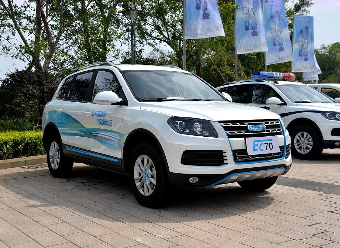 野马ec70局部的蓝色饰条彰显出独特身份,在各个方面均有提升