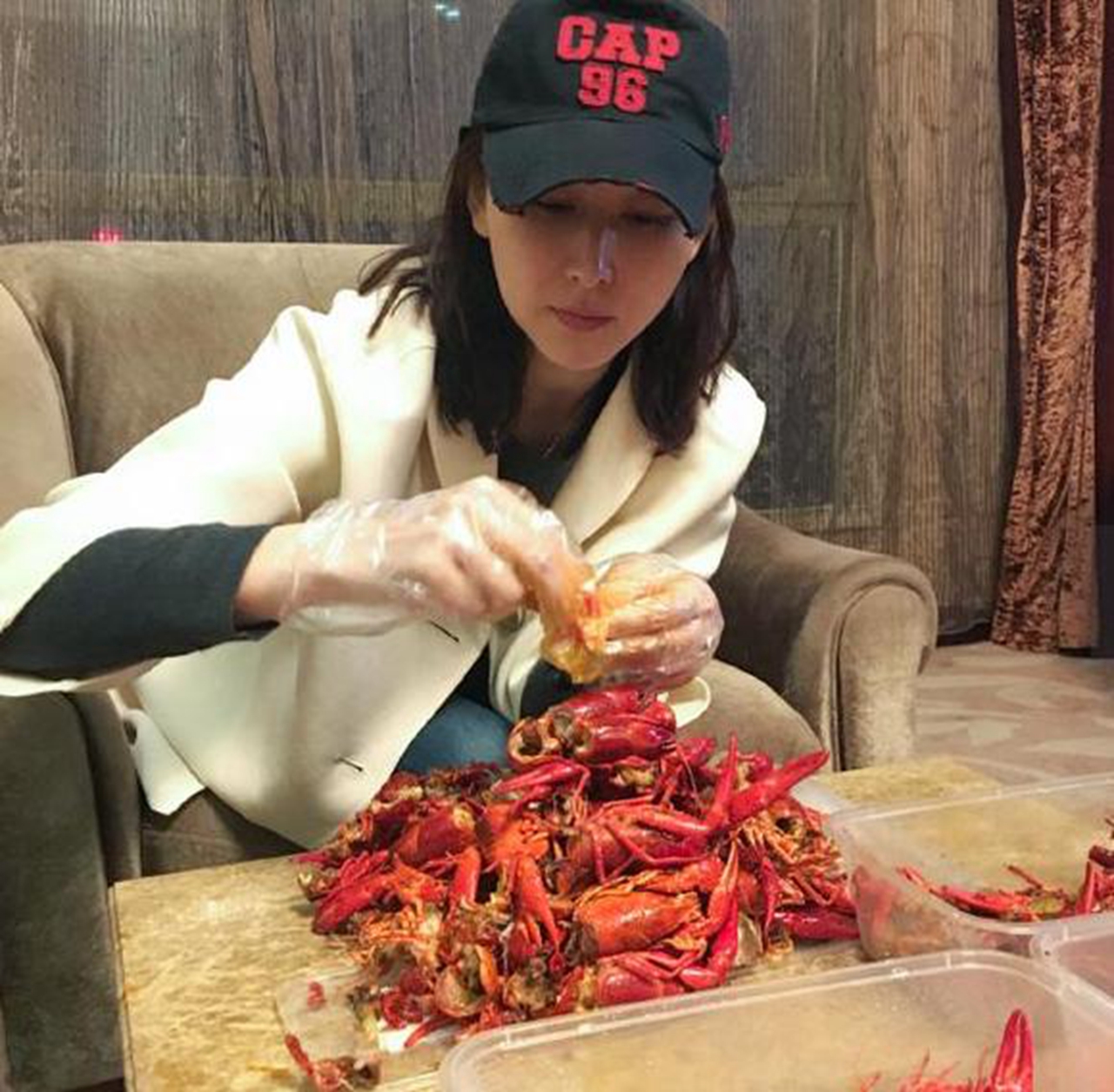 明星吃小龙虾,贾玲满脸愁容,陈乔恩霸气,最后一个太浪费了!