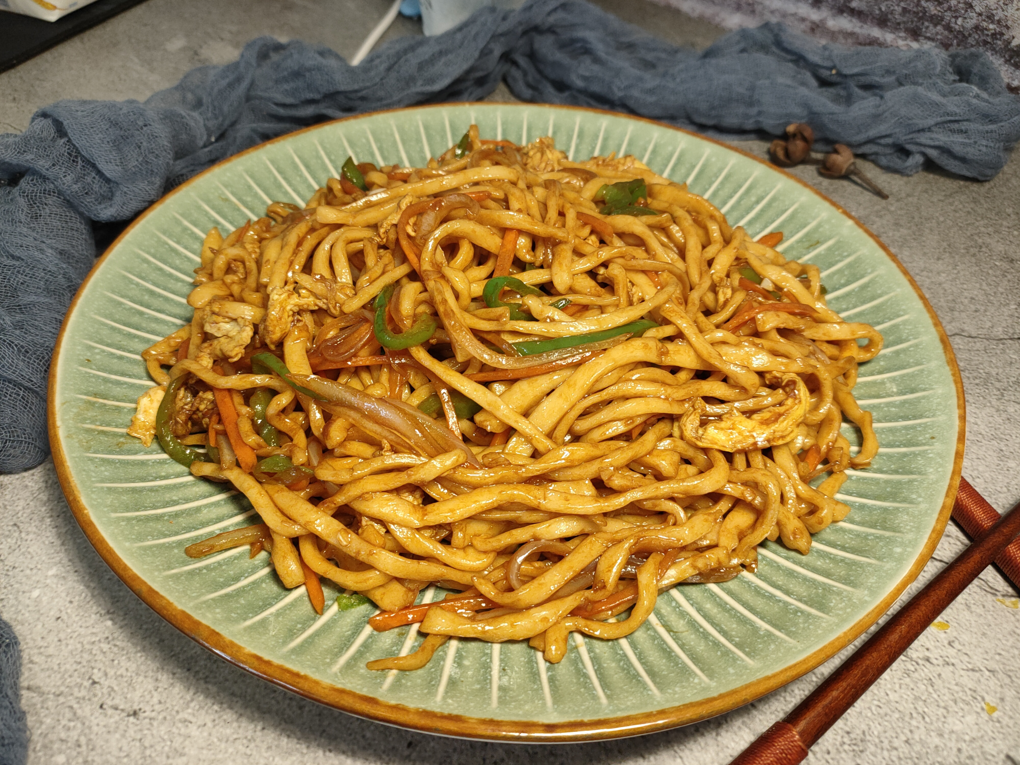 炒面条好吃有诀窍,牢记三个要点,面条劲道爽滑,喷香入味