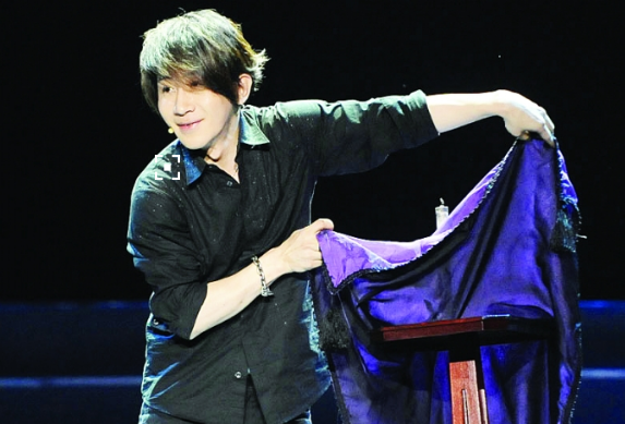 41岁魔术师刘谦现状曝光,和老婆同框更像"父女"?