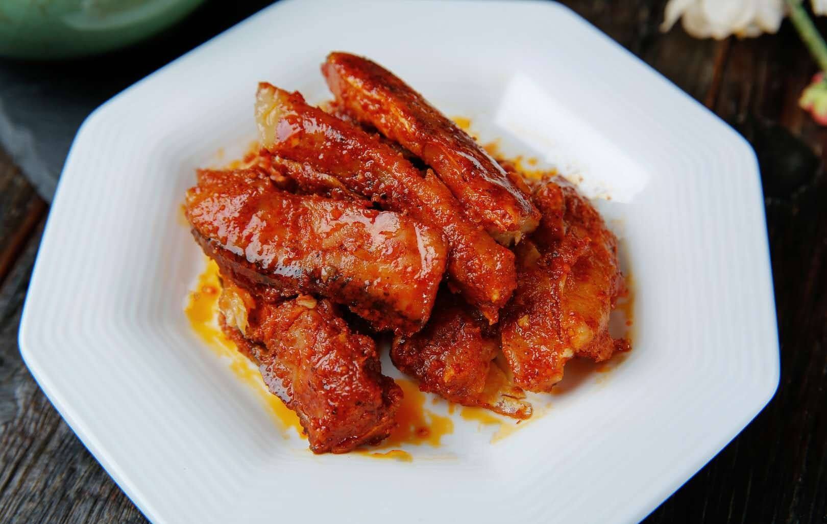 这道佳肴是清蒸鱼,用米饭和其他食材腌制而成.