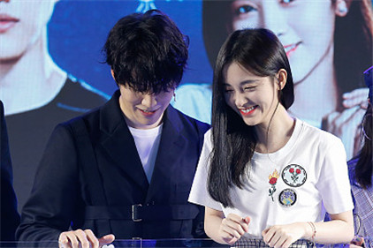 mike深情款款地对鞠婧祎说起土味情话 鞠婧祎被逗到捂脸笑