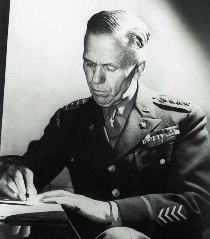 二战:他迅速超越366名将领成为美军统帅,因马歇尔记录的三件事