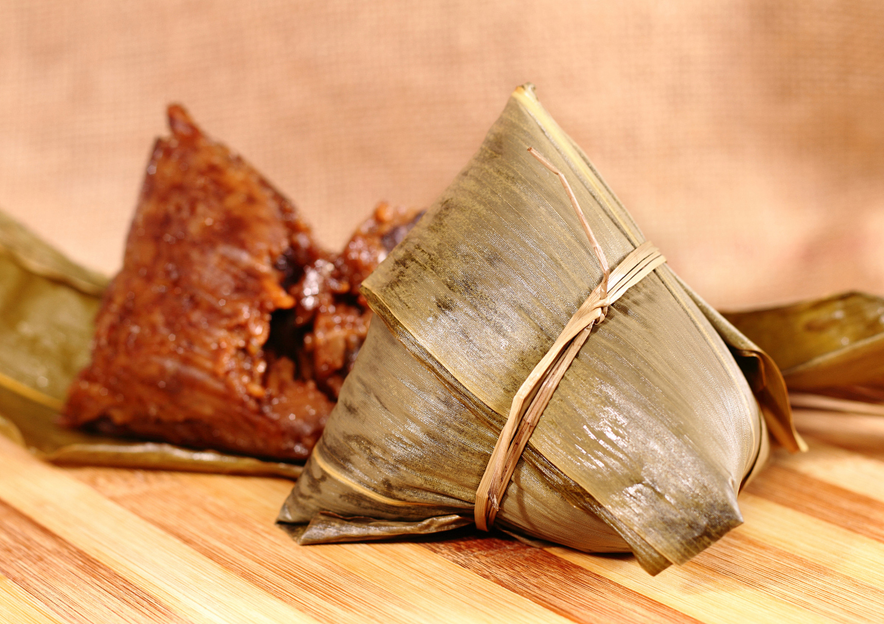 本地逛吃笔记# 厦门美食探秘:烧肉粽  说到福建的美食,烧肉粽可矢个