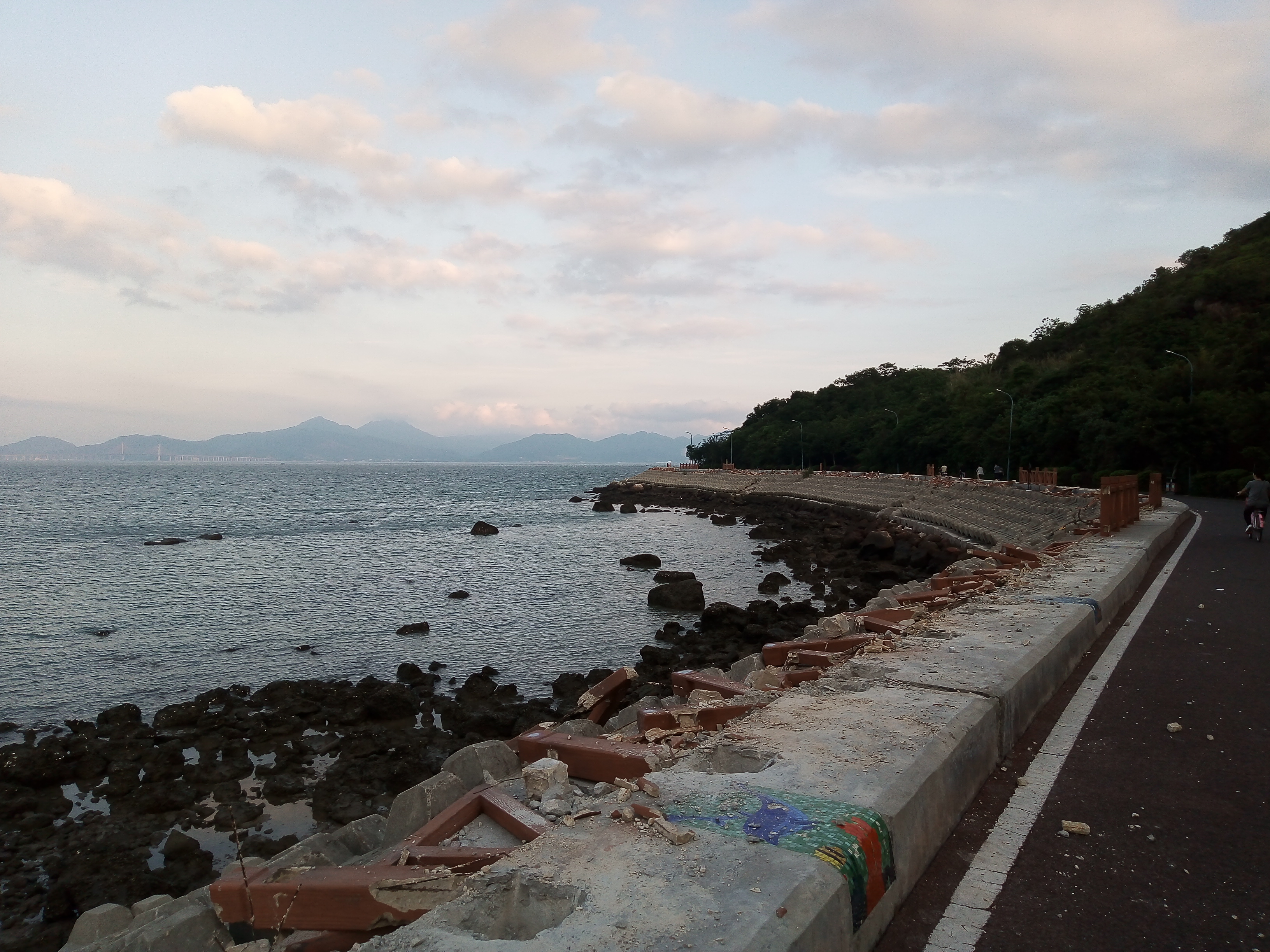 惠州大亚湾霞涌镇海边绿道在重建中,现场显得有点狼藉