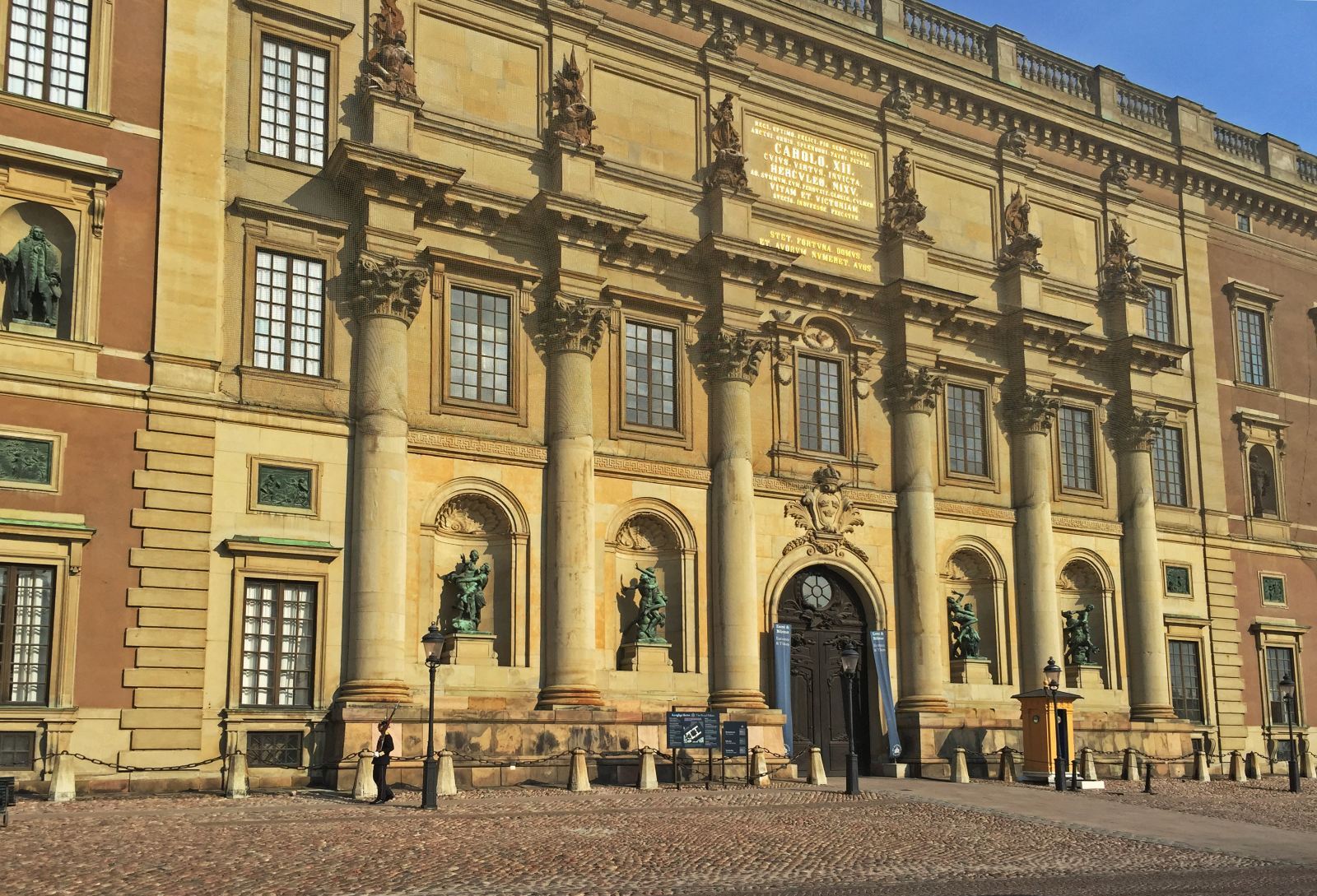 斯德哥尔摩王宫坐落在老城区的斯塔丹岛上,是瑞典国王办公和举行庆典