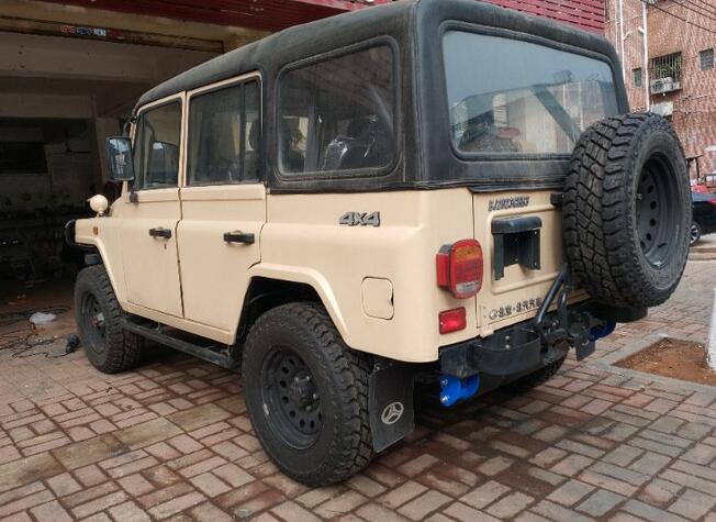 首台19款沙漠黄北汽bj212提车,底盘升高8寸,气势不输jeep牧马人