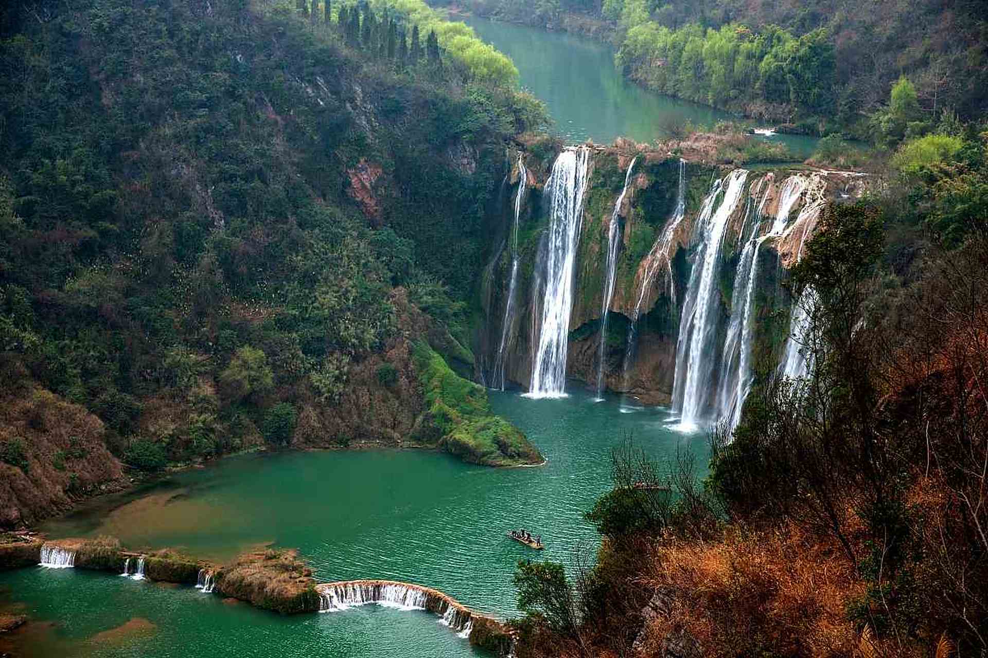 罗平九龙瀑布,是国家aaaa级旅游景区,位于云南省罗平县城北22公里处.