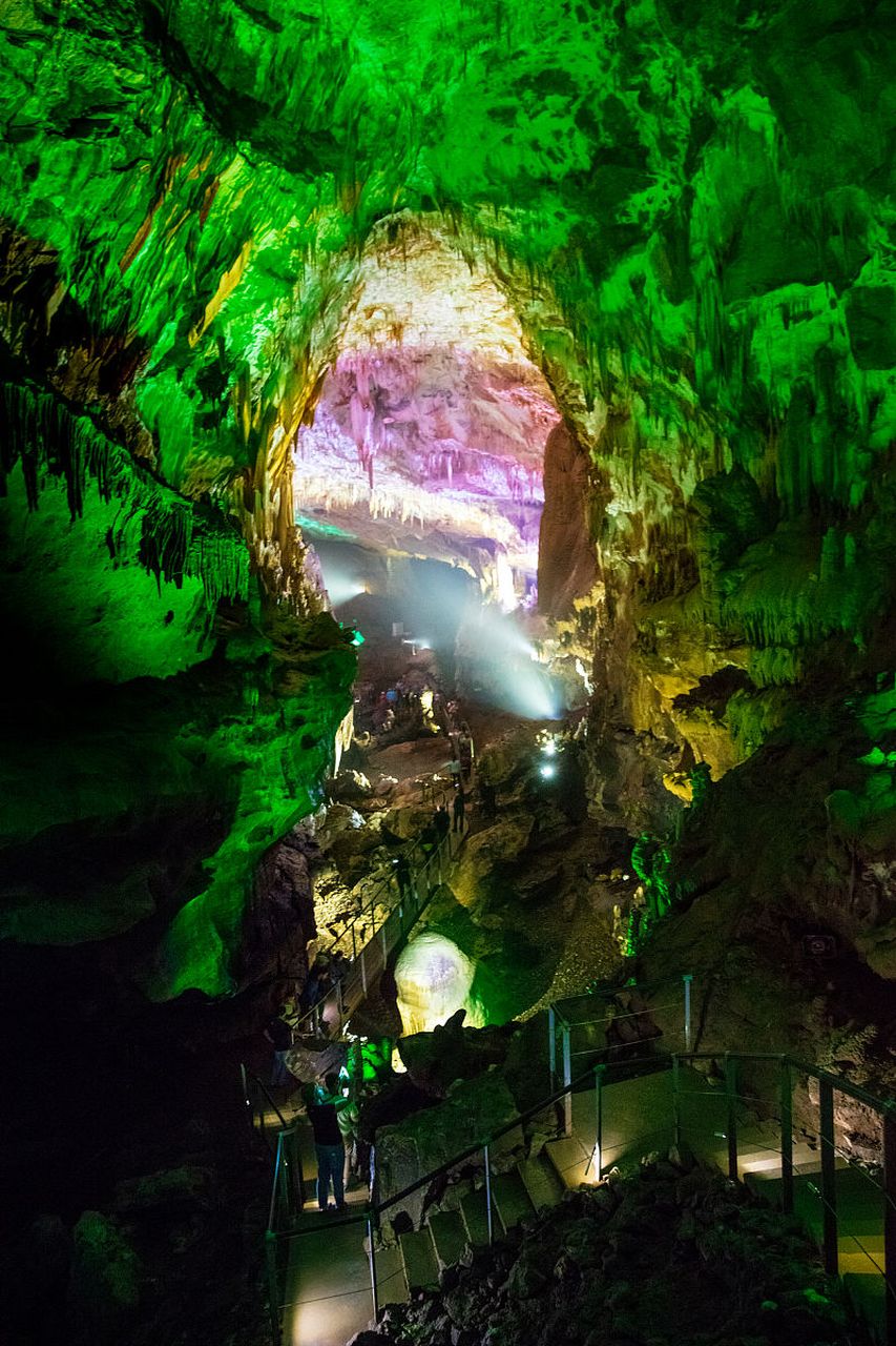 恩施黄金洞是一座以科学考察和探险为主的大型溶洞,被誉为"世界地质