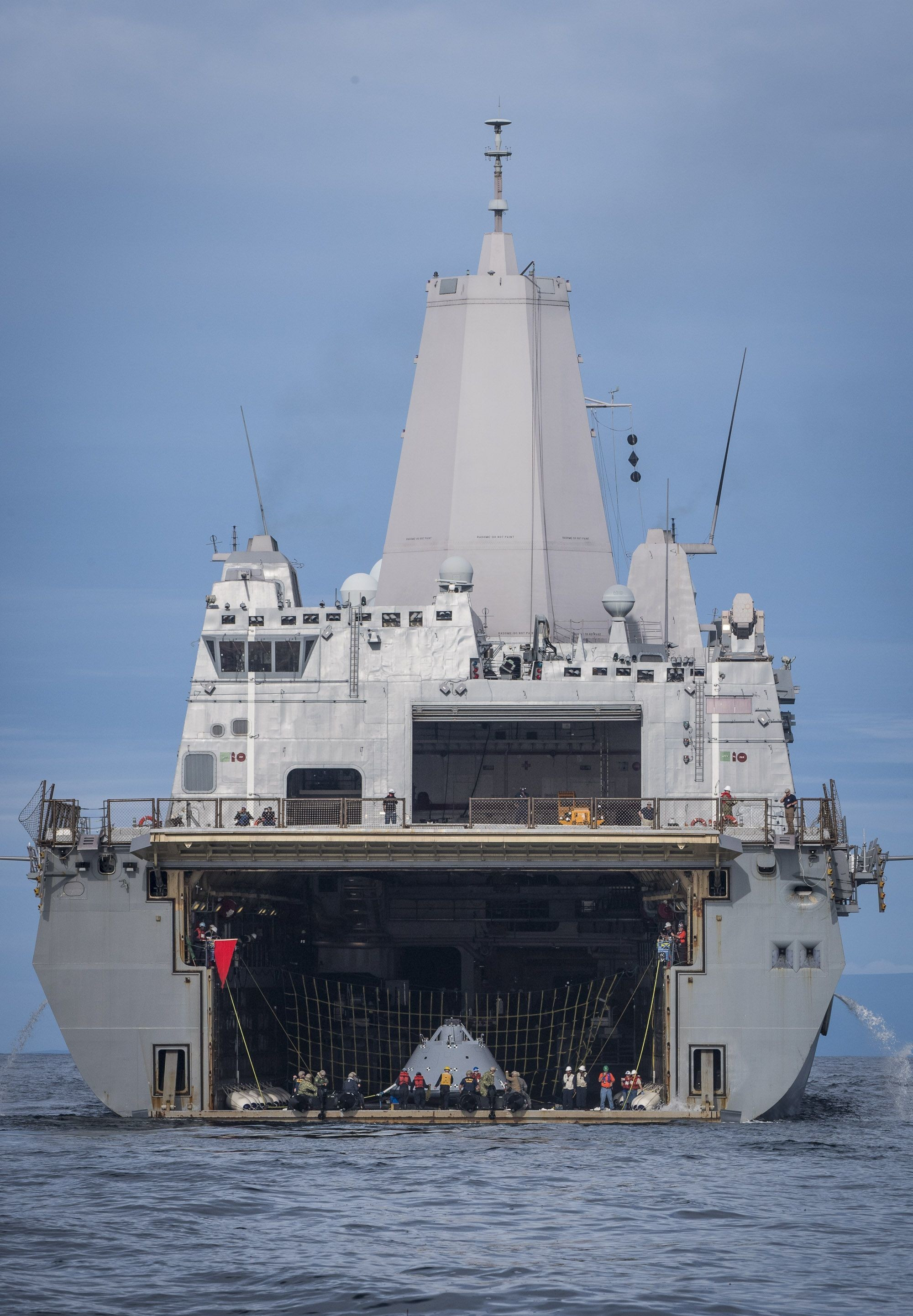 圣安东尼奥级的飞行甲板与机库收容设施进一步扩大,能操作海军陆战队