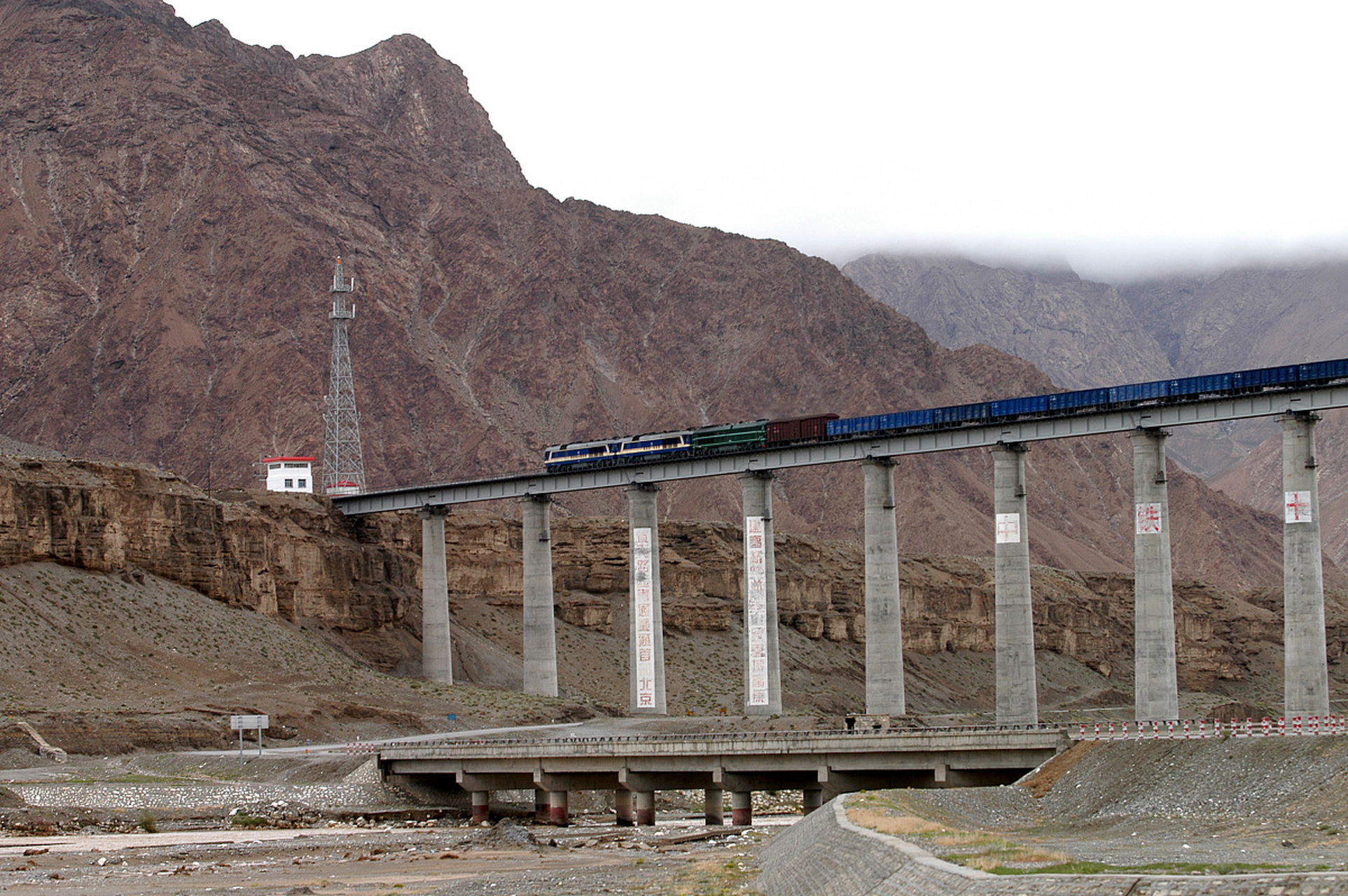 历史上的今天,兰新铁路复线全线铺通 #百家新收益#  兰新铁路是新疆