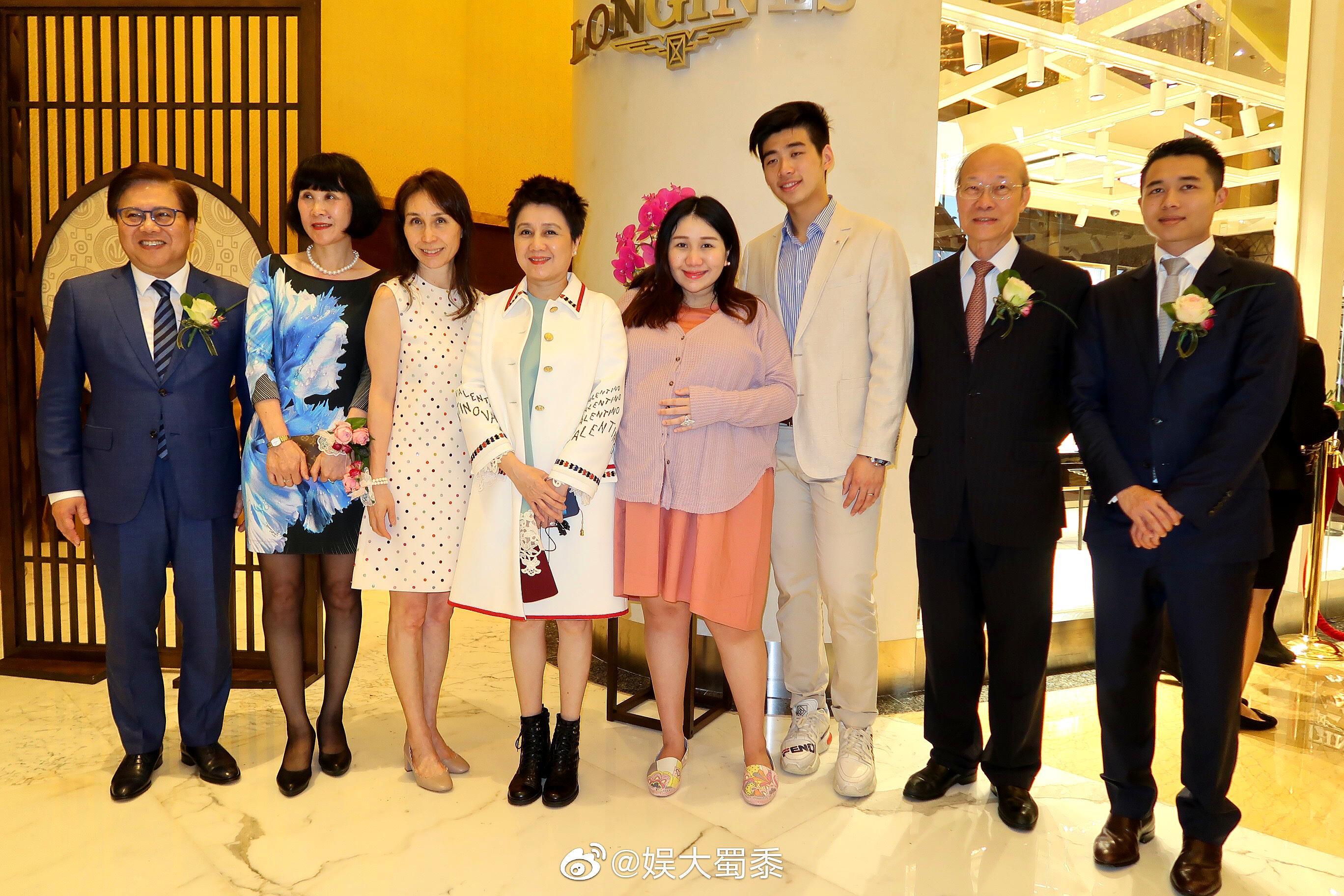 赌王女儿何超盈挺巨肚和二房姐姐们亲密合影,和老公恍若母子!