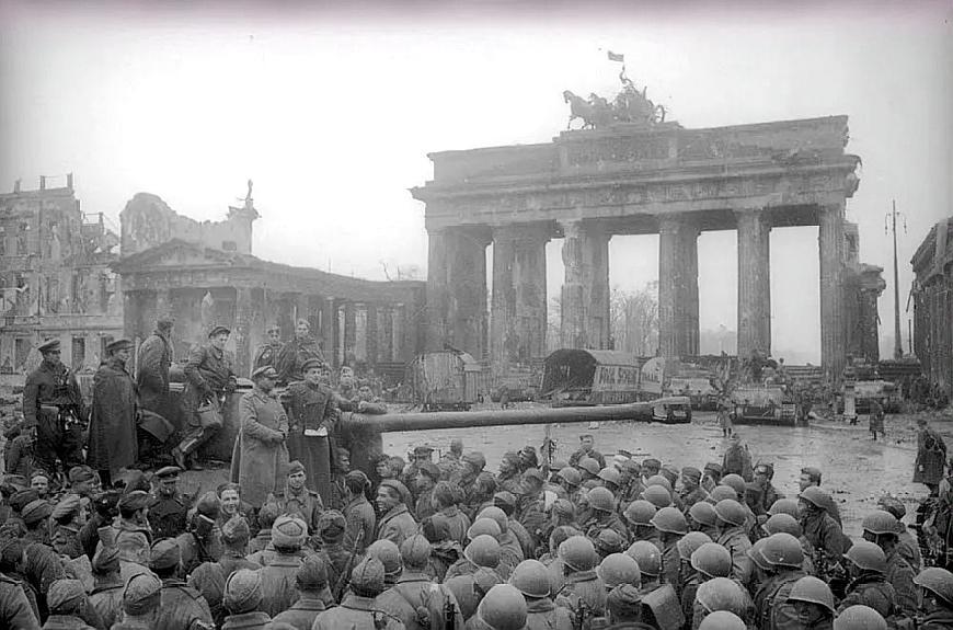 柏林战役老照片:戈培尔检阅士兵,帝国终于毁灭