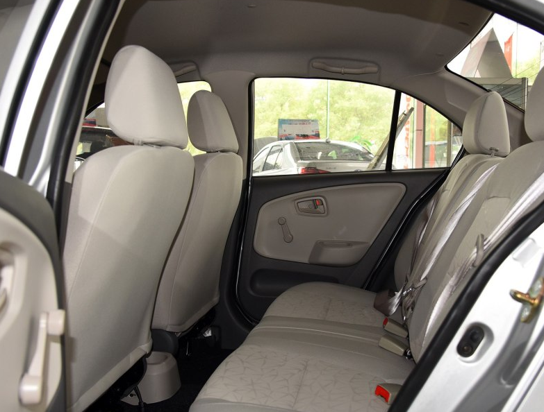 一汽夏利n5家用神车,空间还足够大