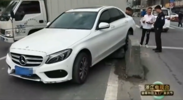 白色奔驰路口左转弯,一头撞上隔离墩,交警:司机的全部责任