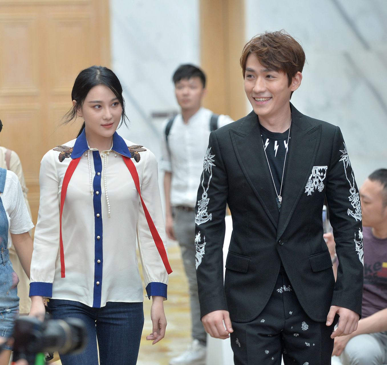 这种风格的朱一龙,你见过吗?张馨予一直都这么漂亮!