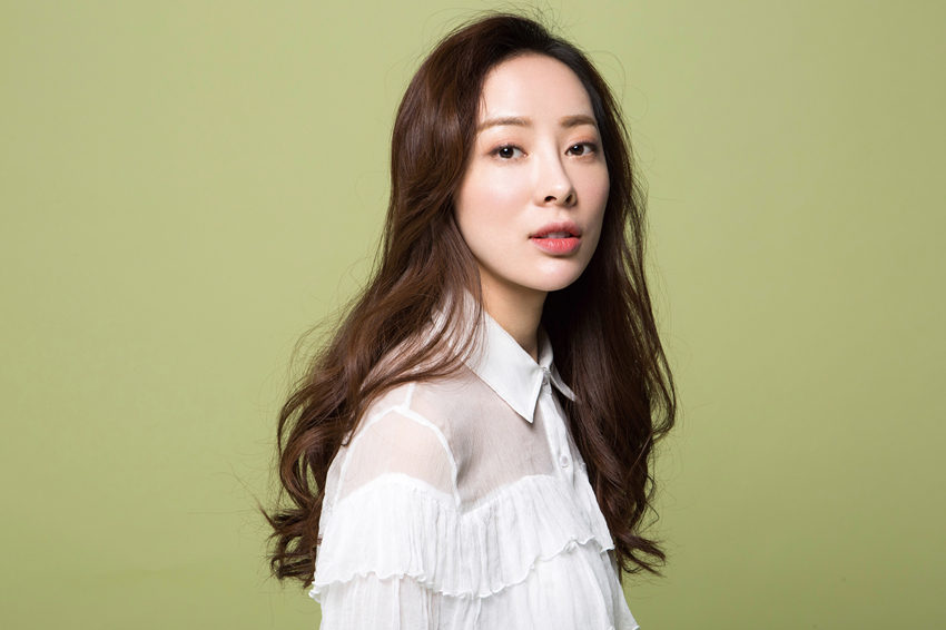 凭借《特种兵之火凤凰》中的欧阳倩被观众熟知,私下很是温柔婉约