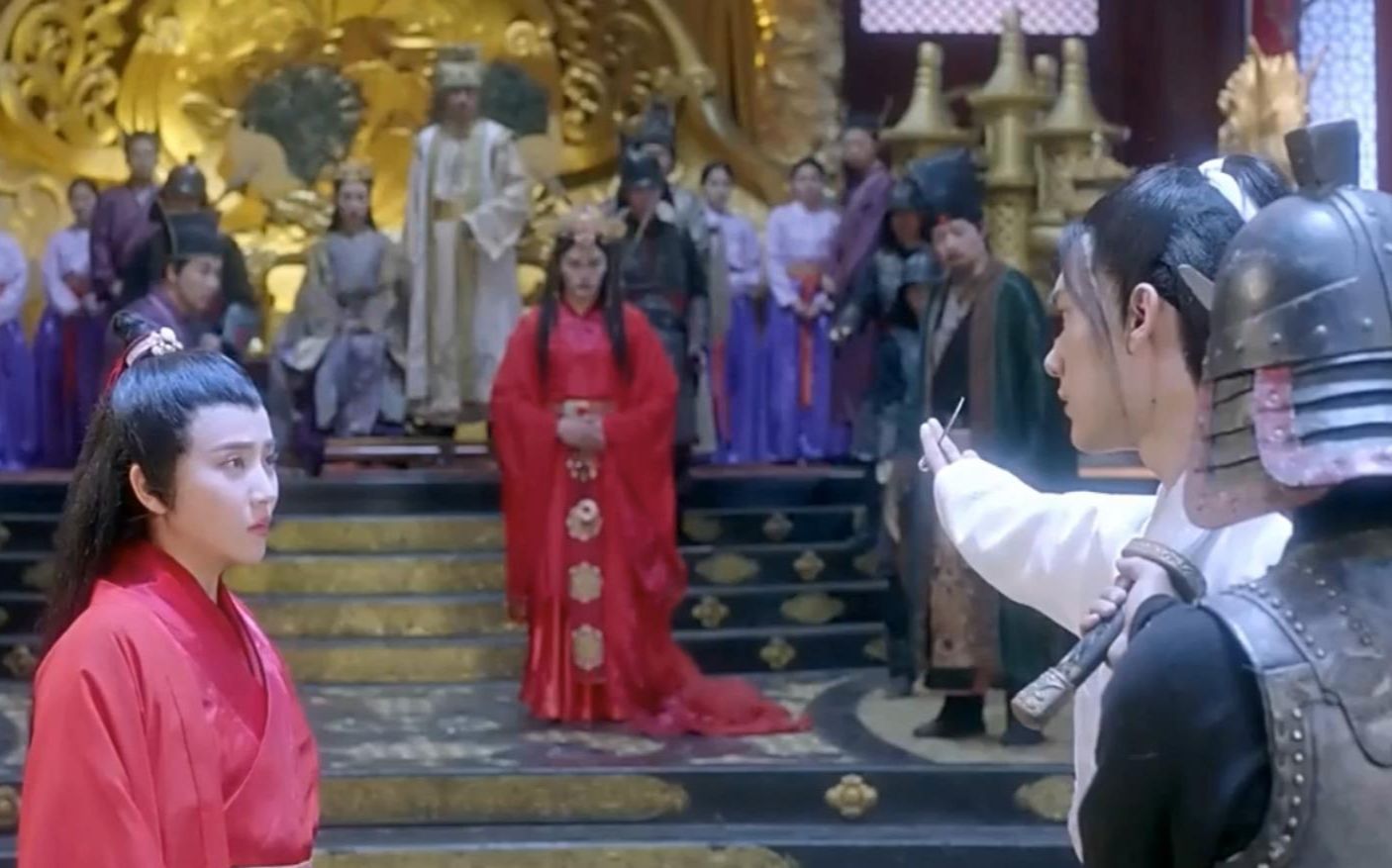 《假凤虚凰》女扮男装的叶清歌迫于无奈迎娶了一位男扮女装的苏域