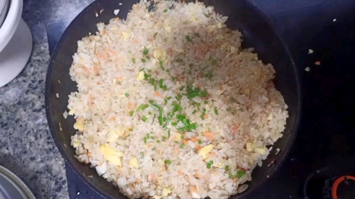 没出门买菜,轩宝妈用家里剩一个土豆胡萝卜炒饭,两宝直夸真好吃