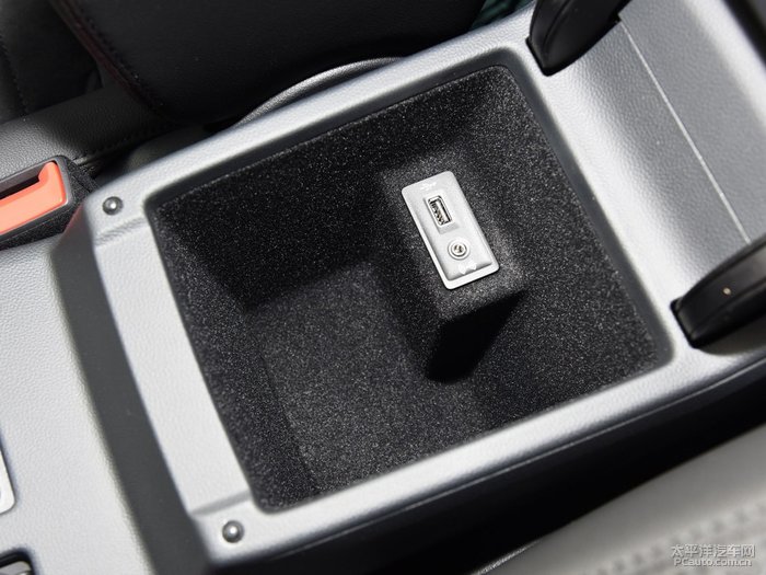 扶手箱储物盒暗藏usb接口.