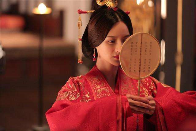 曹操死后,曹丕如何处理父亲美貌的妻子?母亲看完大骂:猪狗不如