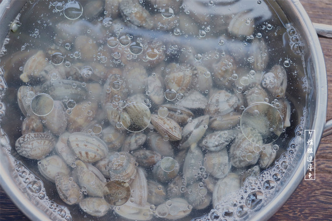 花甲吐沙怎能靠添油加醋,教你一招,让花甲自动开口,狂吐沙