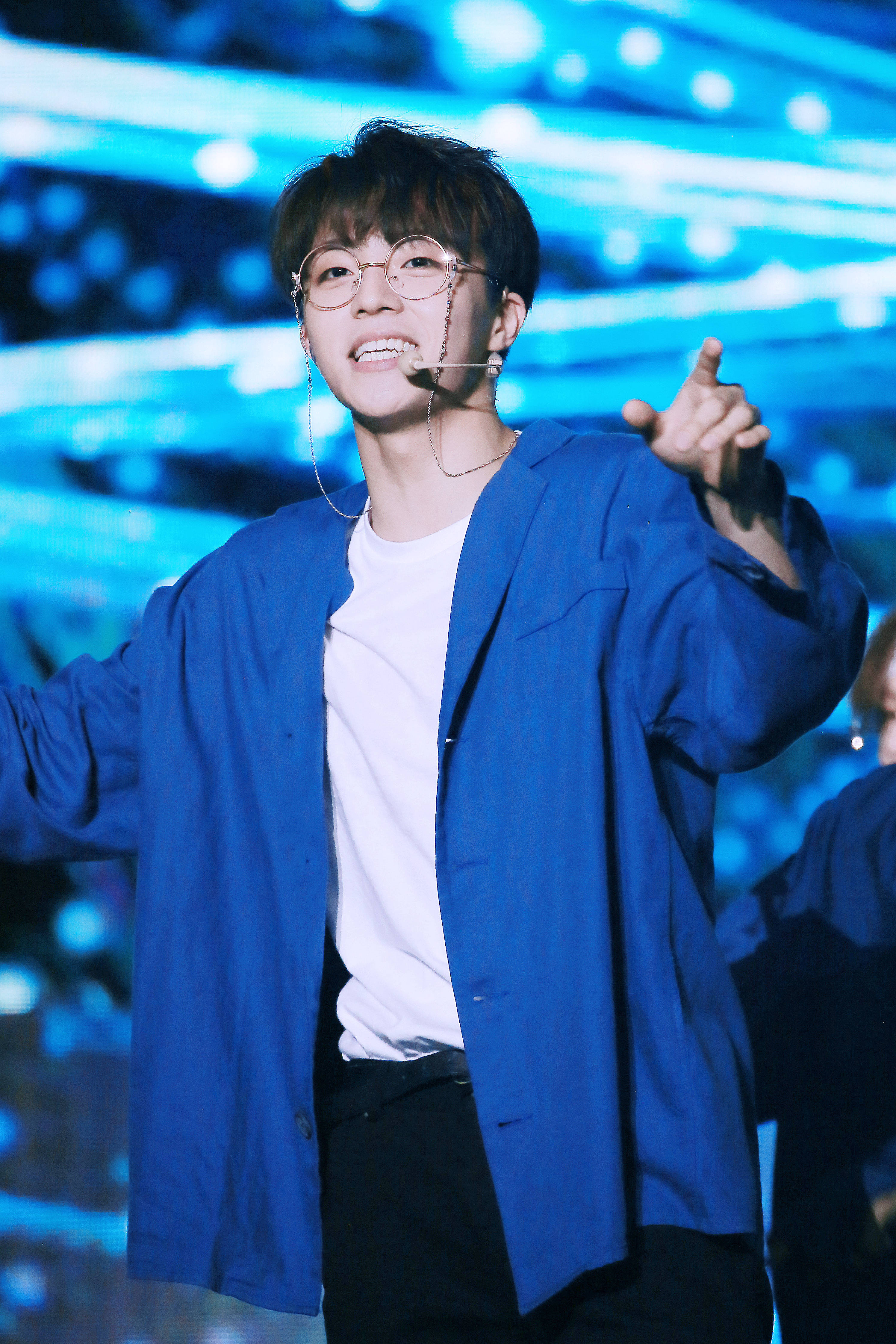 百分九男孩戴眼镜:范丞丞高贵,陈立农可爱,他却被称斯文败类?