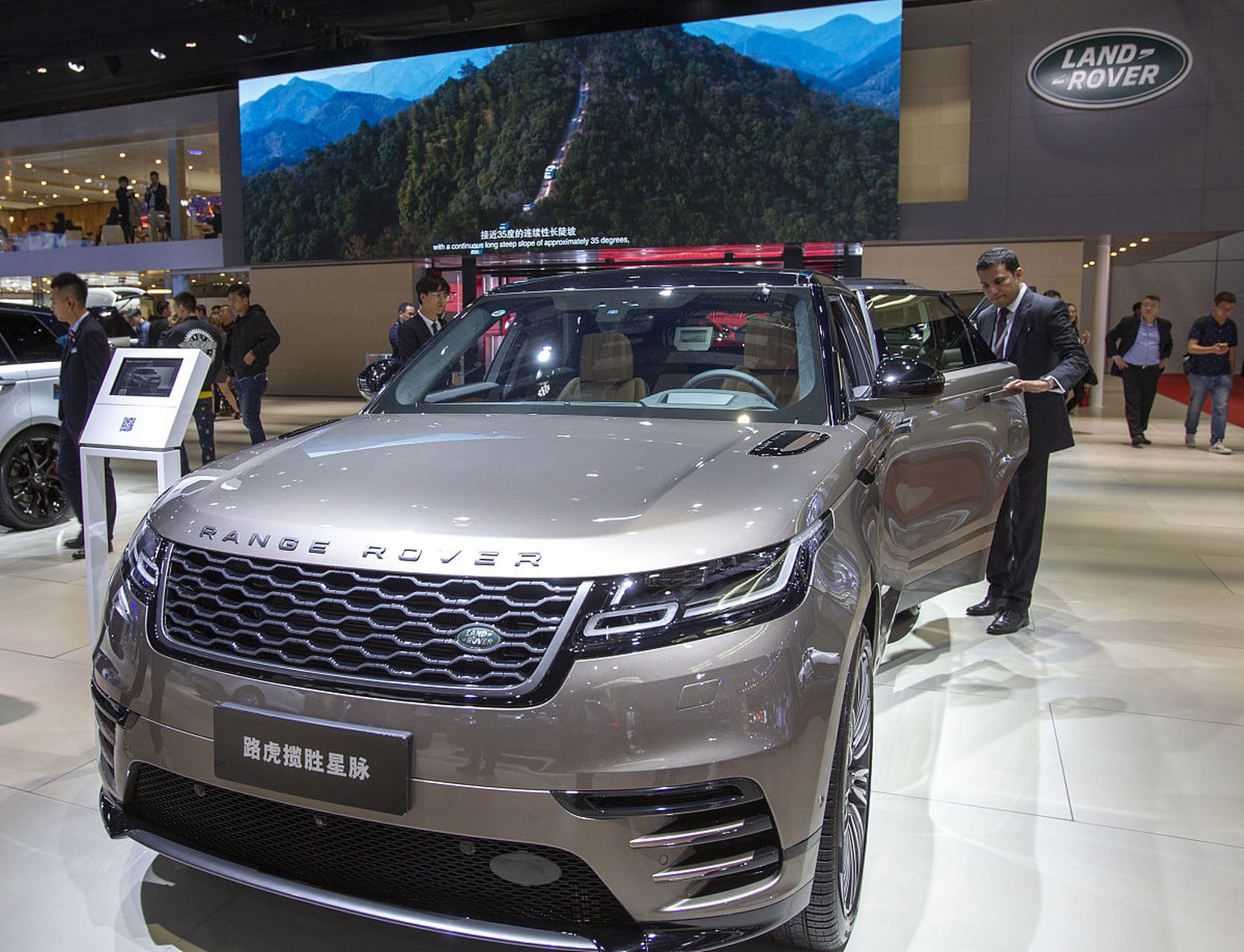 你发现没有, 只要是大老板, 资产上亿的大老板, 总喜欢开老虎车, 不