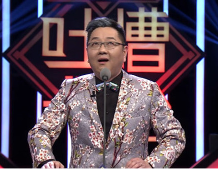 张绍刚主持吐槽大会,穿着真像破碎的花瓶,网友:可爱!