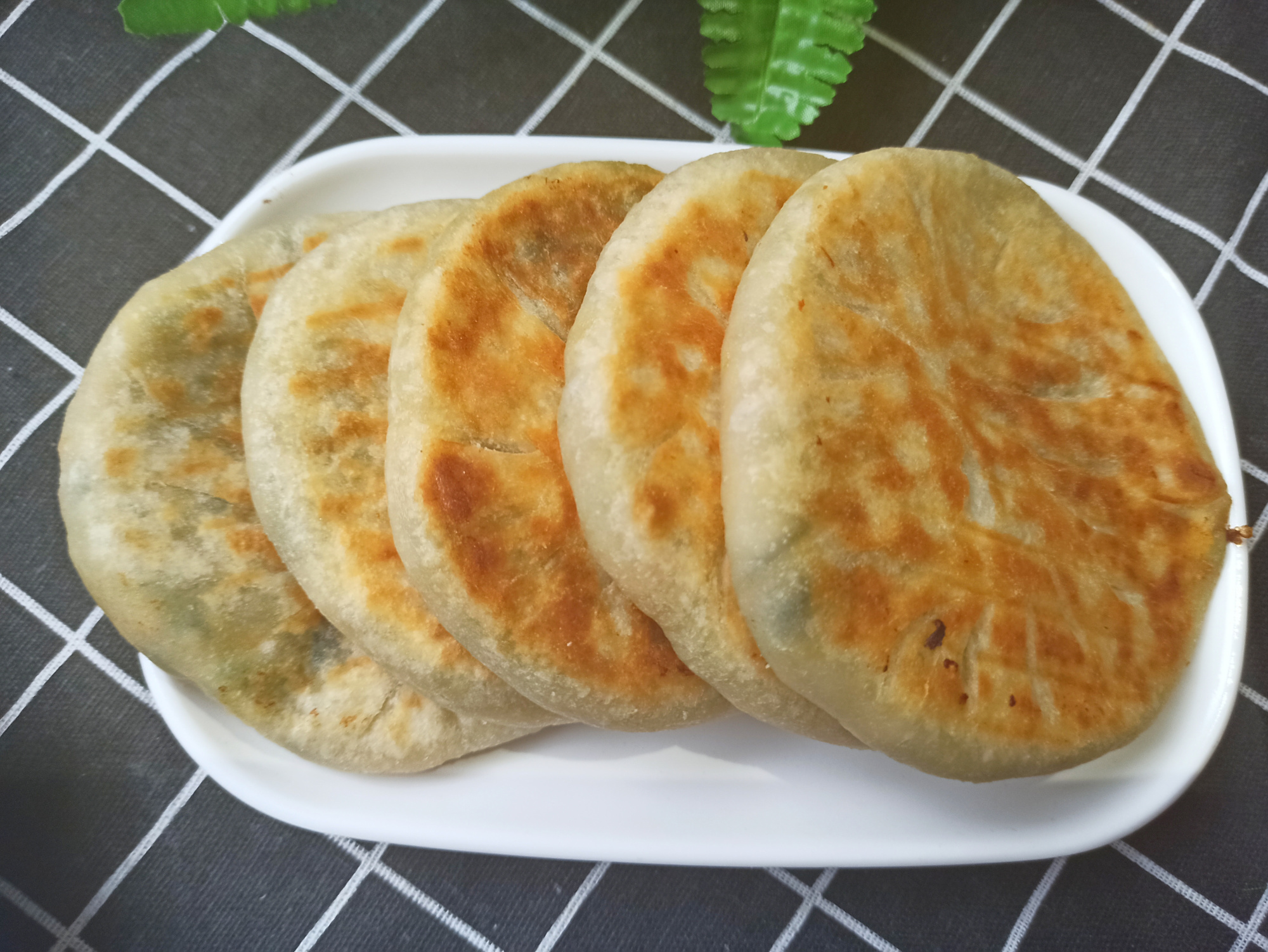 这才是馅饼的传统做法,不用揉面,出锅色泽金黄,外酥里软又解馋