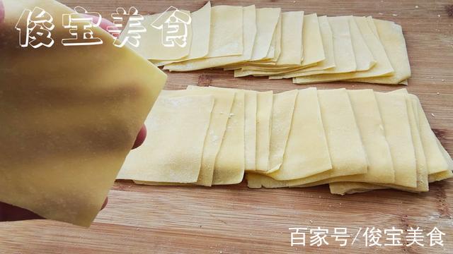 馄饨皮的做法图解(馄饨皮的做法怎么做的又薄又透)
