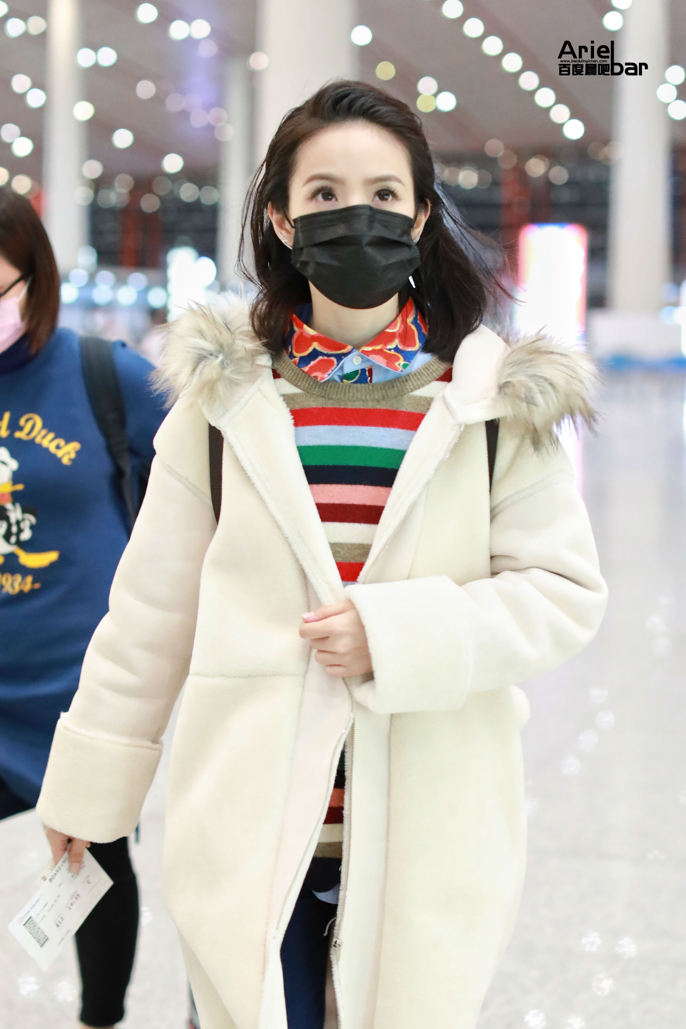 林依晨穿彩色毛衣配面包靴,皮肤好到逆天,网友:我不信她36岁了