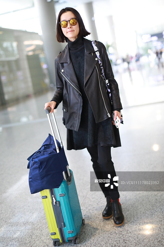 超模杜鹃穿黑色皮衣自带摇滚范 走路似走秀霸气外漏