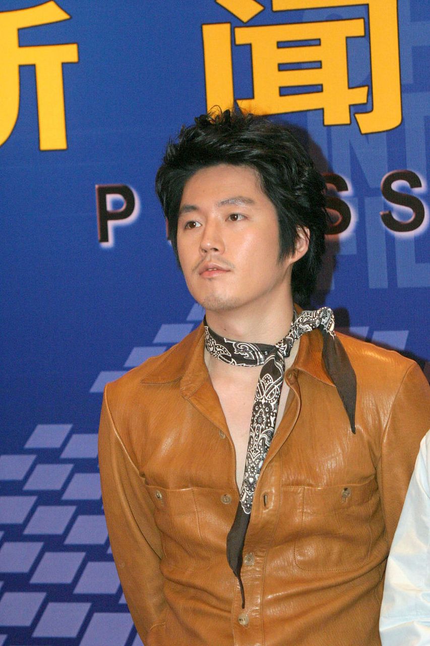 近日,韩国明星张赫首次公开了自己的家庭生活,并透露了一些鲜为人知的