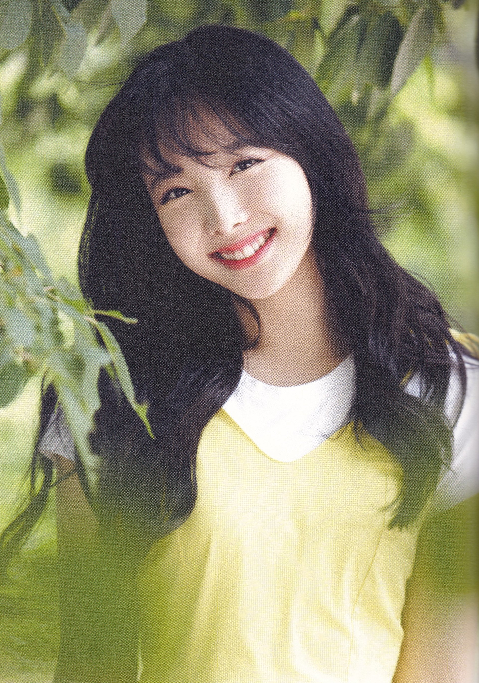 韩国女团twice拍摄写真:林娜琏清纯迷人,周子瑜一眼定情很心动