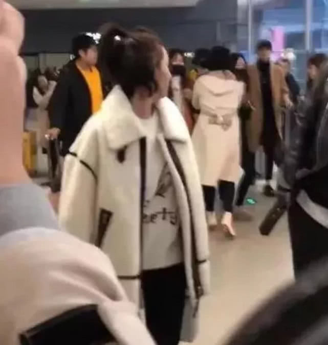 宋祖儿机场"被冷落",粉丝转身去拍身后网红,得知是谁后:难怪