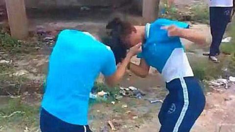 初中女儿与同学扯头发打架,母亲不阻止反递刀声援:快砍她胸