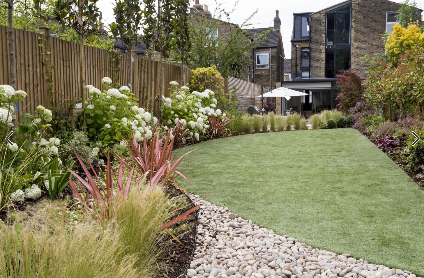 庭院案例:有灰色防腐木地台和防水沙发的庭院,花园也可以做造型