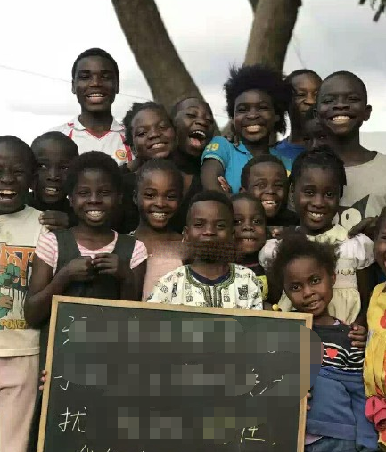 杜海涛发了非洲孩子举牌祝福吴昕生日的视频,网友痛批可怜孩子了