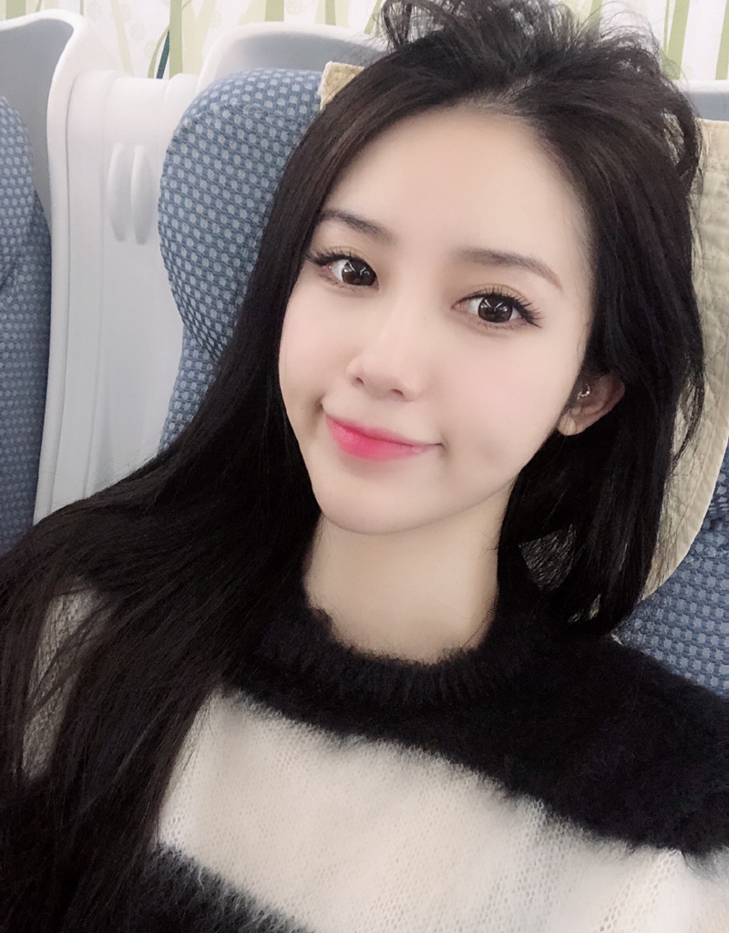 虎牙最美吃鸡主播,参加晚会被当成服务员?这身装扮很好看啊!