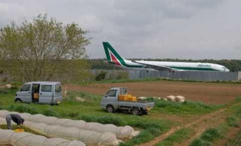 日本成田机场最牛钉子户:你开你的飞机,我种我的农田