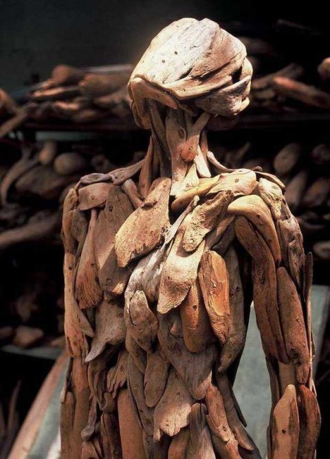 藏在行走在森林里艺术  日本木刻艺术家和他的木头人