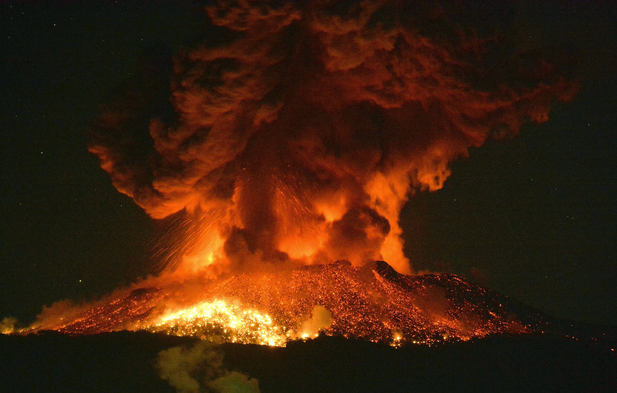 日本新燃岳火山再度喷发 烟尘最高达4500米