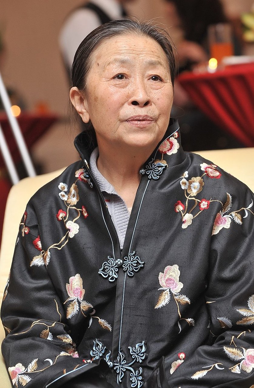 张少华是一位老演员,虽然她已经离开了我们,但她的故事仍然在娱乐圈中