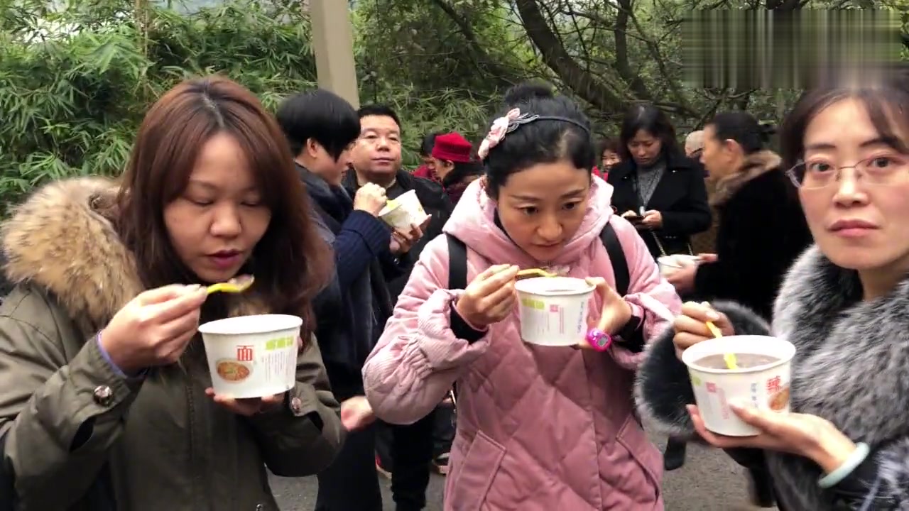 2020年1月2日上午九点半,重庆华岩寺迎来了腊八节喝腊八粥之长龙
