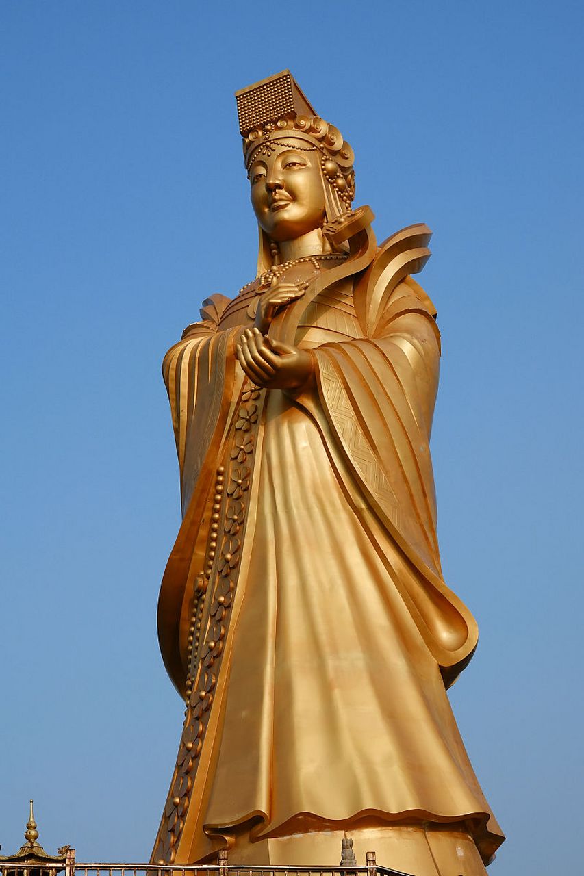 妈祖是中国历史上的传奇人物,被尊为"海神",广受民众信仰和崇拜.