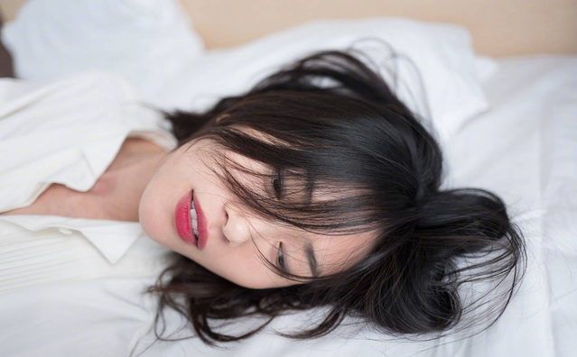 大表姐刘雯30岁生日,发照片庆祝,白衣如雪