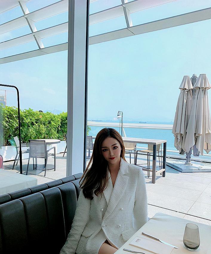 网红模特王盈经常在网上晒出自己在各个地方游玩的照片,照片场景多