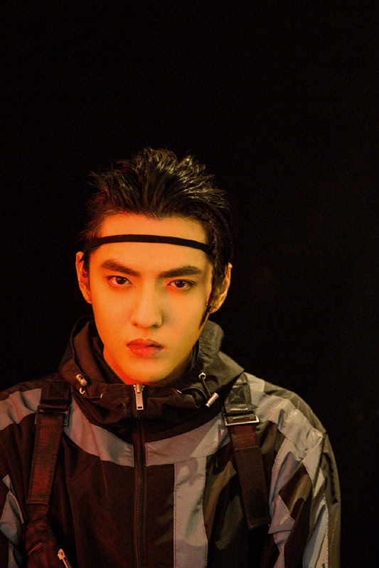 难怪吴亦凡从来只穿现代装,看到他的"抹额"造型,比王一博还帅